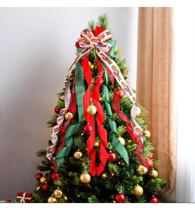Vue détaillée du nœud de Noël avec motifs casse-noisette et rubans rouges sur le sapin