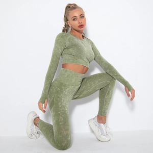 Detailstruktur des nahtlosen Yoga-Sets im Acid-Wash-Look mit Daumenlöchern und Rippen
