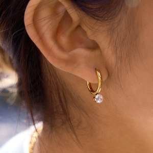Klassische 18K vergoldete Edelstahl-Ohrringe mit runden Zirkonia-Anhängern für Damen