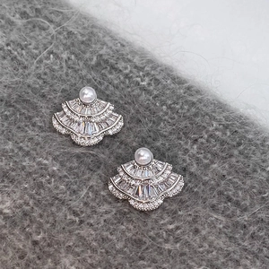 Boucles D'oreilles Élégantes En Forme D'éventail Avec Künstliche Perle Et Zircon Bijoux En Cuivre Pour Femmes Tige En Argent
