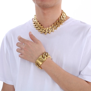 Détail d'un ensemble de collier et bracelet cubain doré style os sur un mannequin