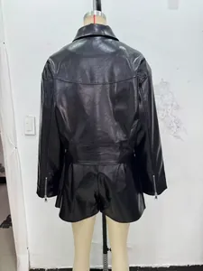 Vue arrière de l'ensemble en similicuir noir avec veste et short et surpiqûres
