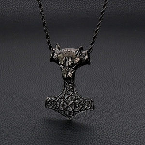 Détail du pendentif tête de loup et marteau de Thor avec nœuds celtiques sur cuir noir