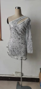 Détails des paillettes argentées léopard et franges sur la robe de soirée blanche