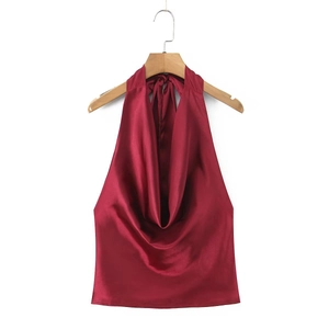 Elegante top halter burdeos con cuello desbocado en tejido de satén brillante
