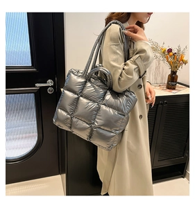 Borsa tote trapuntata argento metallizzato con cuciture quadrate e grande capacità