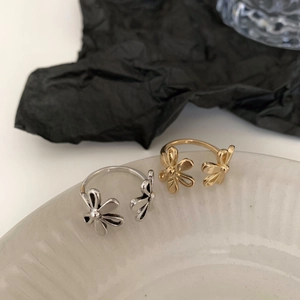 Minimalist adjustable flower open rings in polished silver and champagne gold finishes