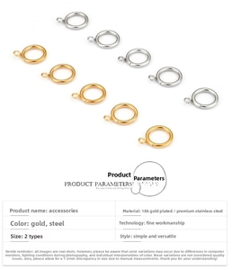 Dettaglio macro di connettori per anelli a molla in acciaio inox placcati oro 18K