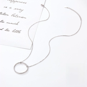 Détail d'un collier en argent sterling S925 avec un pendentif cercle serti de cristaux