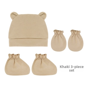 Détail du kit bébé kaki avec bonnet à oreilles d'ours, mitaines et chaussons souples