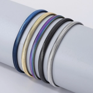 Détail de cinq bracelets à maille serpent plate en bleu, or, arc-en-ciel, noir et argent