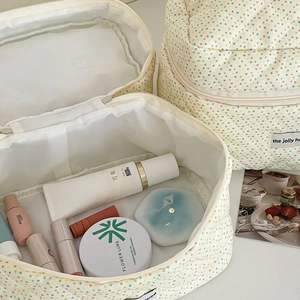 Quilted cotton polka dot makeup bag set with zipper closure for travel storage