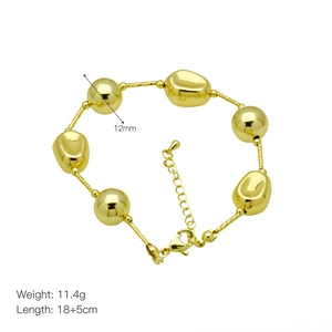 Dettaglio del bracciale placcato oro 18k con perline da 12mm e catena di estensione regolabile