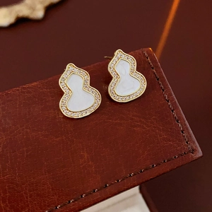Nahaufnahme von Kürbis-Ohrringen mit weißer Perlmutt und Zirkon in Gold-Finish