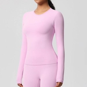 Détail du haut de yoga rose clair à manches longues avec texture brossée double face sans couture