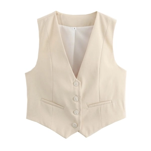 Vue détaillée du gilet beige à col en V avec quatre boutons et poches décoratives