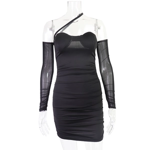 Détail d'une robe moulante noire avec manches en tulle transparent et détails drapés chic