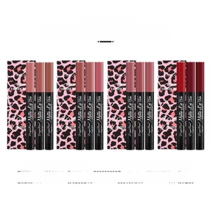 Dettaglio del set da 12 rossetti opachi in tubetti neri con confezione leopardata rosa