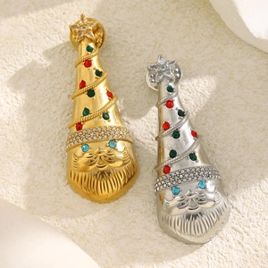 Makro-Detail von 18K Gold- und Silber-Weihnachtsbrosche mit bunten Strasssteinen