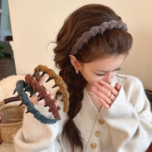 Detailed close-up showing anti-slip inner teeth and acrylic knit texture of the headband