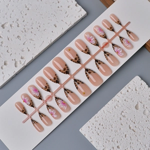Faux ongles 5D French léopard avec accents floraux 3D en rose nude élégant