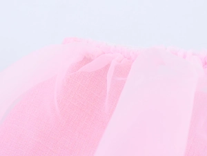 Makroaufnahme von rosa Tweed- und Organzastoff mit elastischem Bund-Detail