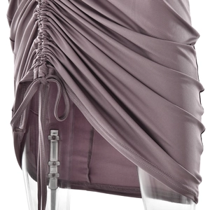 Détail de l'ourlet froncé à cordon sur une mini-robe sexy à manches longues violette