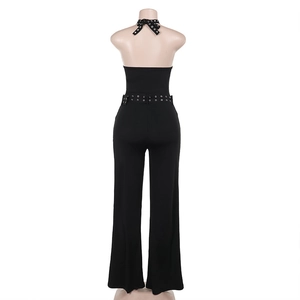 Detail der Rückseite eines schwarzen Neckholder-Jumpsuits mit Ösengürtel-Verzierung