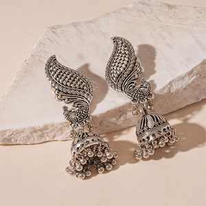Boucles d'oreilles jhumka paon ethniques avec pompons cloches sur fond de pierre naturelle