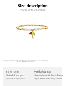 Dettaglio di bracciale con perle in rame placcato oro e ciondolo a ombrello colorato