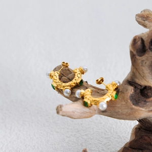 Boucles d'oreilles rétro dorées avec cristal vert et perle sur branche de bois