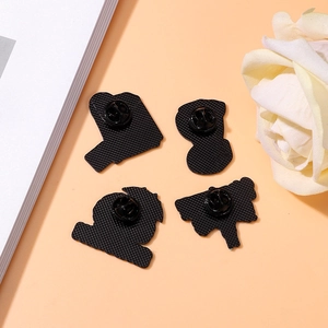 Rückansicht der Emaille-Anstecker mit rutschfester Textur und sicheren Gummiverschlüssen