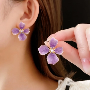 Détails de boucles d'oreilles fleurs mauves vintage avec bordure dorée et perle