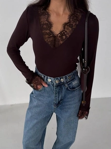 Slim fit coffee V-neck long sleeve T-shirt with black lace trim and knitted texture