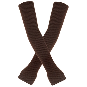 Detailaufnahme dunkelbrauner langer Armstulpen aus Strick mit Rippmuster und Daumenloch
