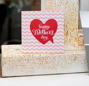 Primo piano di un biglietto per la festa della mamma con cuore rosso e zig-zag