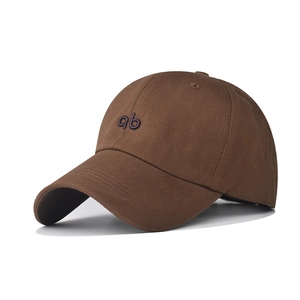 Détail d'une casquette en coton marron avec broderie logo ab de haute qualité