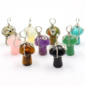 Ensemble détaillé de pendentifs champignon en cristal avec fil d'argent artisanal