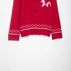 Cardigan in maglia rossa con ricamo a forma di pony e motivo geometrico a rombi bianchi