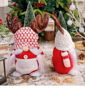 Détail de gnomes de Noël avec bois de renne et longue barbe en fausse fourrure blanche