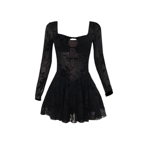 Mini robe sexy noire à fleurs floquées, manches longues et décolleté carré avec lacets
