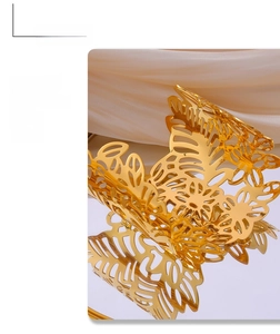 Vue détaillée du motif de feuilles évidées plaqué or 18k sur le bracelet ouvert