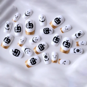 Faux ongles Halloween avec motifs citrouille, fantôme et accents dorés brillants