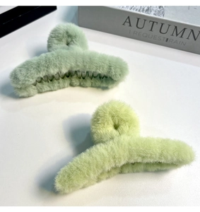 Détail de deux pinces à cheveux en peluche vert clair en fausse fourrure de lapin douce