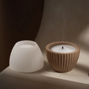 Vista dettagliata di candele profumate a coste con fumo leggero in stile moderno e minimale