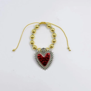 Bracelet perlé gothique avec pendentif cœur en émail rouge et perles dorées ajustables.