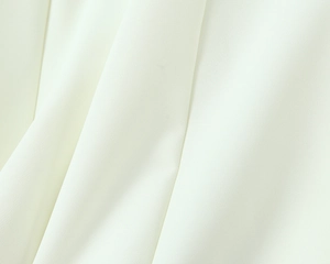 Nahaufnahme der weißen französischen Spitzengewebe-Textur mit elegantem Fall