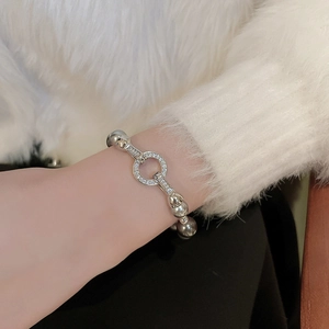 Detail eines silbernen Armbands mit unregelmäßigen Perlen und Zirkonia-Verschluss