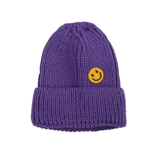 Berretto in maglia viola scuro con toppa ricamata smiley gialla sul risvolto