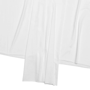 Gros plan sur le tissu à armure unie et les détails de l'ourlet d'une robe blanc pur